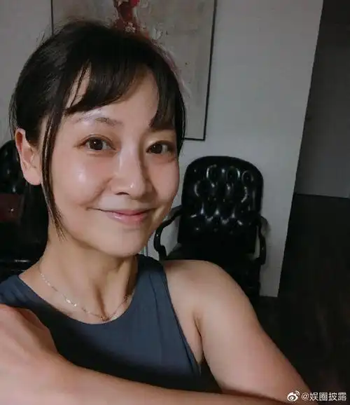 张卫健老婆晒小背心照网友大呼绝地反击因流产放弃生育