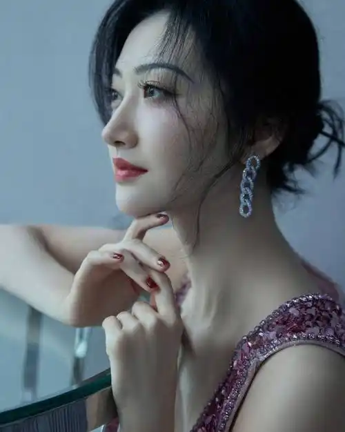 女星景甜分享粉色珠片低身材长裙写真,经历风波,依然甜美_照片_工作