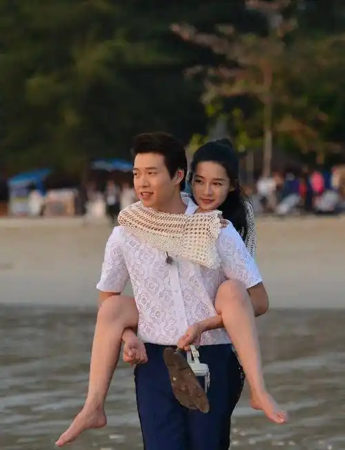 魏大勋不时的将李沁背起来,甚至让她骑在自己的脖子上,简直男友力max!