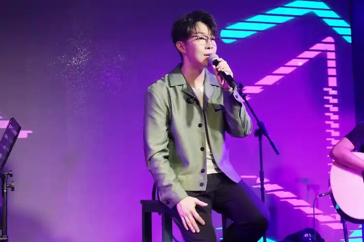 孙伯纶成都开音乐分享会,场面火爆引歌迷大合唱