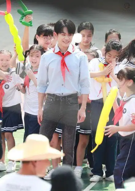 易烊千玺戴红领巾浅蓝色衬衣清爽帅气就是这身高不对劲儿