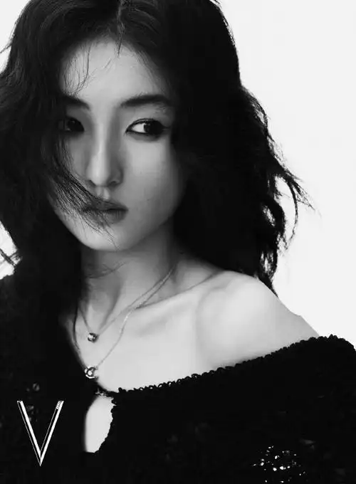 张子枫x《v magazine》 带着本真的好奇,在流动的色彩中体验生命的