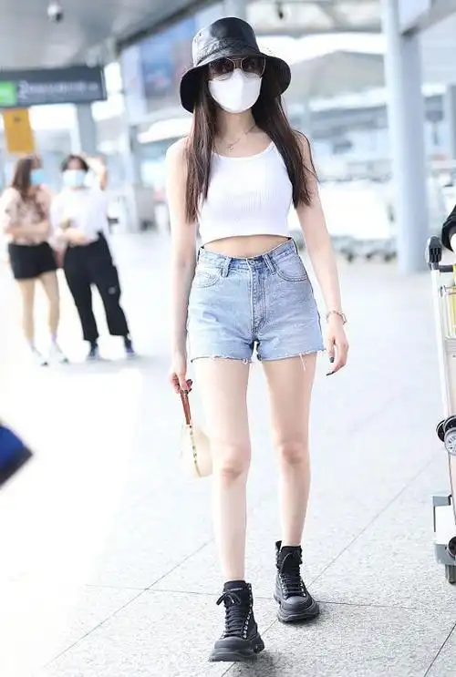 以前我总觉得胯宽的女人真是太难穿衣搭配了,可是张天爱却打破了我这