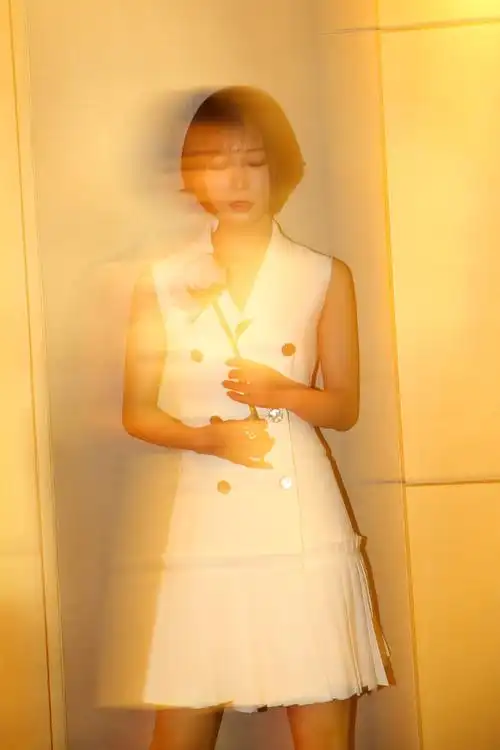 简介:王珞丹优雅知性唯美光影写真图片,分享一组王珞丹图片给大家,图