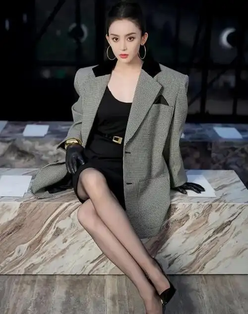 天生尤物古力娜扎一双黑丝大长腿让你领略真正的腿精