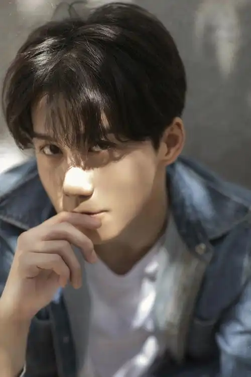 王一哲曝光写真大片剑眉星目帅气十足