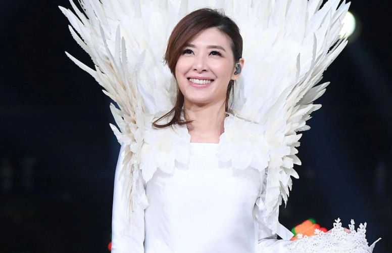 50岁苏慧伦近况曝光压轴走红毯面色红润齐肩短发干练且优雅