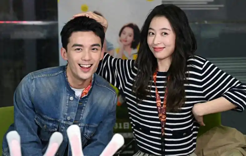 吴磊的帅气确实有些许"奇怪",这很可能源于他的薄嘴唇,以及他那较短的