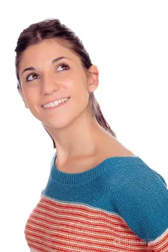 休闲的年轻女孩微笑照片-正版商用图片00qds1-摄图新视界