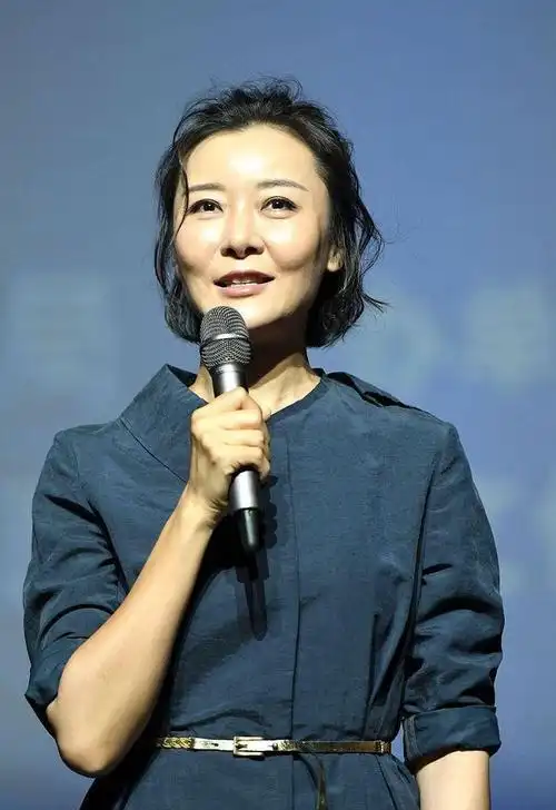 真正优雅的女人淡妆也很美,柯蓝不怎么打扮自己,但依旧有韵味