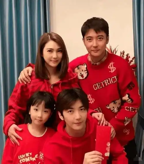 又曾与圈外人结婚,可惜离婚收场,后与莫少聪拍拖并生下儿子莫镐廉