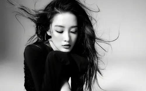 李沁黑白光影高清桌面壁纸