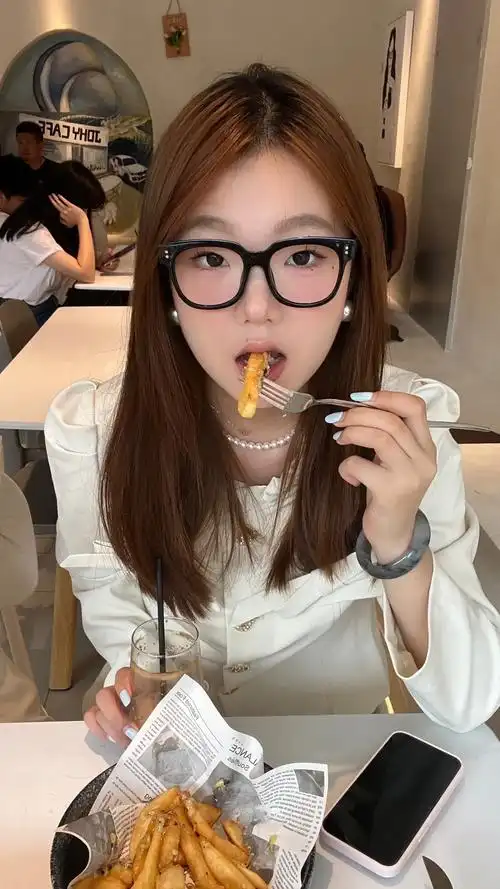 别人甜甜恋爱 我们圆圆脸蛋#女大学生 #圆脸 #甜妹 #分享 - 抖音