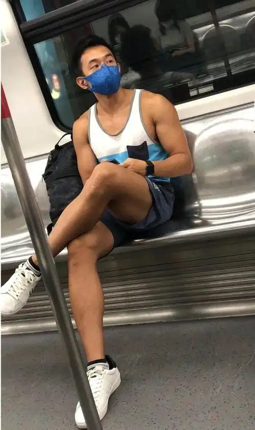 地铁上网友抓拍的那些灰裤子体育高中生