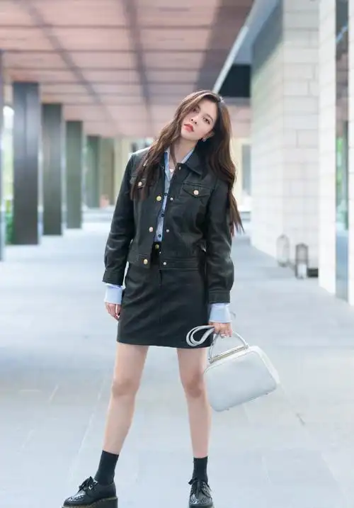 女星皮衣时尚,宋茜搭红色西裤潇洒酷飒,吴宣仪皮衣套装性感成熟