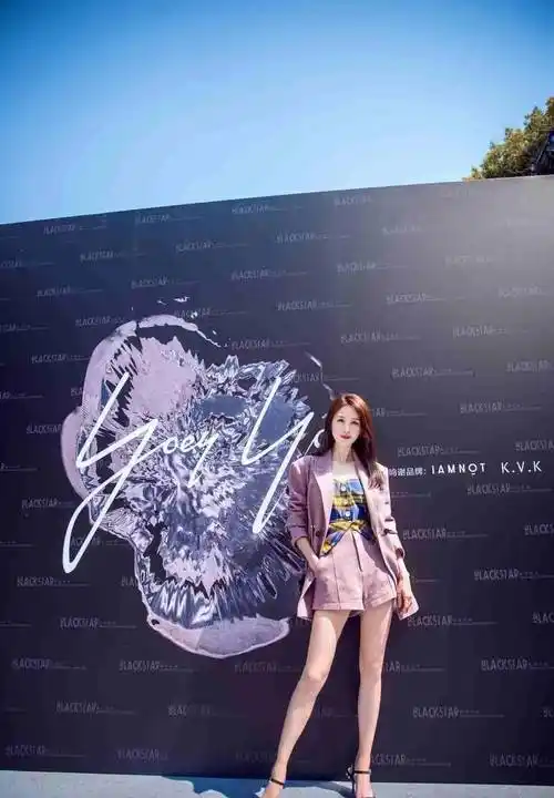 张雯经典美照_笑容_连衣裙_感觉