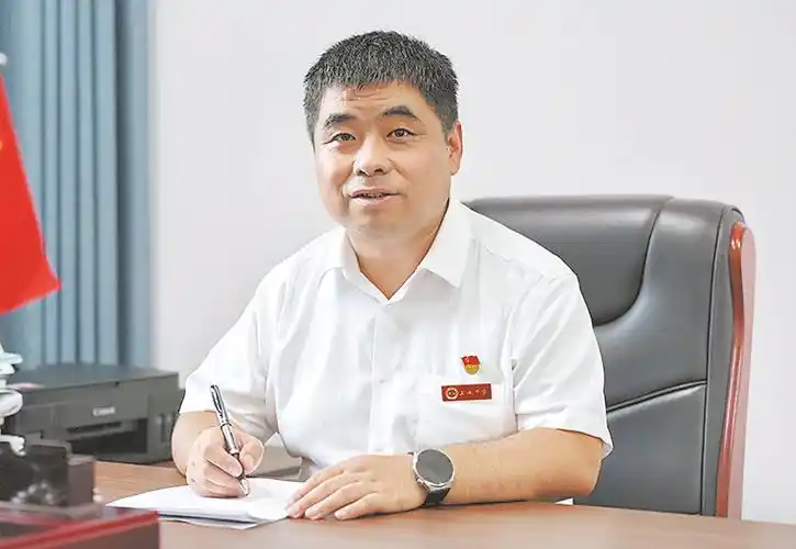 自信登场 奔赴梦想丨富平县立诚中学党总支书记,校长 李新峰