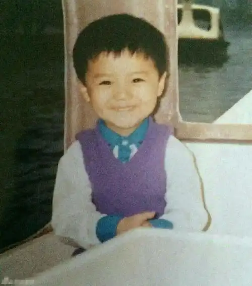 近日,网友在网上曝光了一组exo前成员鹿晗的私照,照片中的鹿晗时常