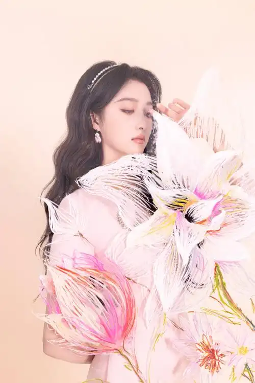 关晓彤千金粉裙##龙腾虎跃中国年味