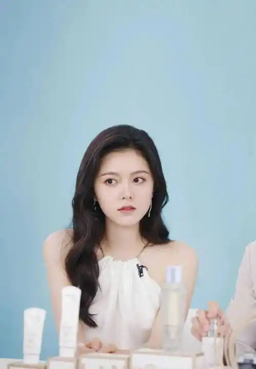 赵今麦时尚写真美美哒,皮肤白皙如厚,美丽如画_夏日的阳光_夏天_白色