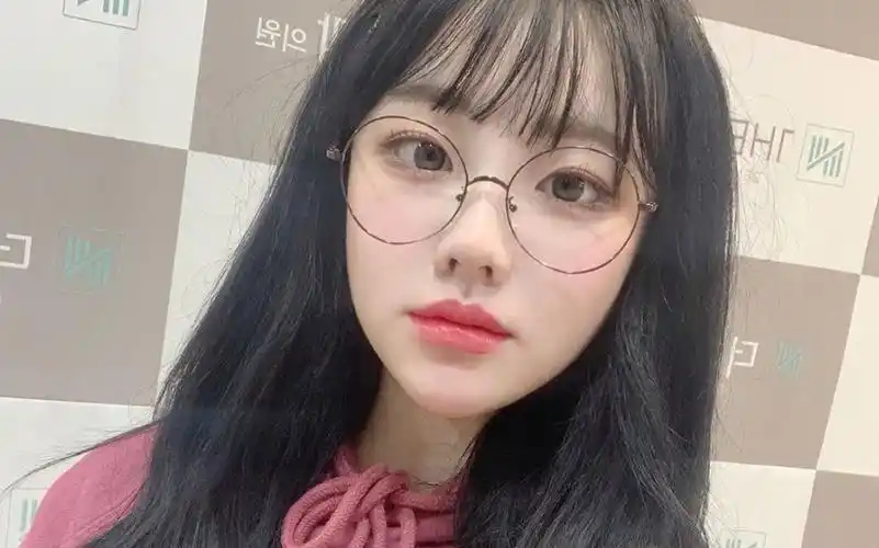 可爱的眼镜妹妹