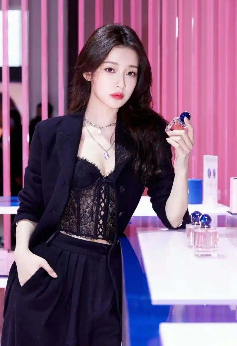 春运最in街拍#  孙怡黑色西服套装,内搭蕾丝抹胸出席活动,酷飒和性感