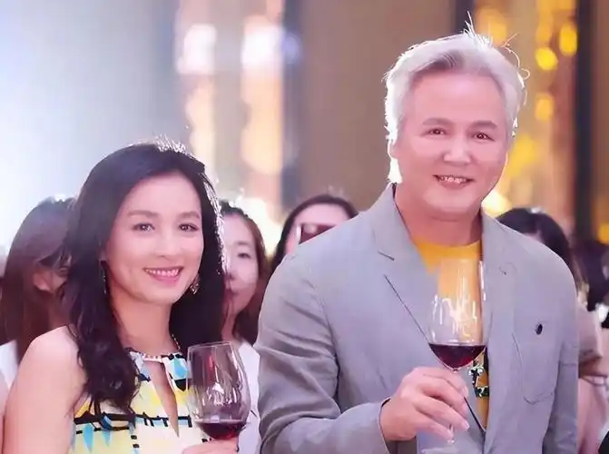 微商教母张庭夫妇卷土重来转型直播带货还要教学员ai换脸