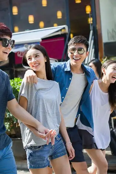 年轻朋友一起逛街