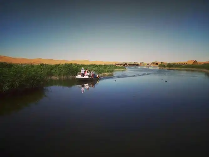 内蒙阿拉善月亮湖