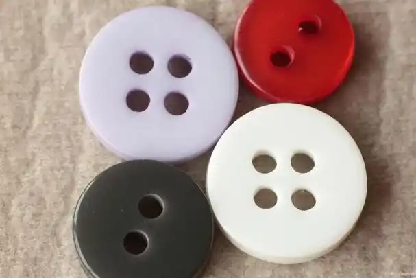 通常由两个或多个部分组成,用于连接或固定衣服,鞋子,包,家具等物品