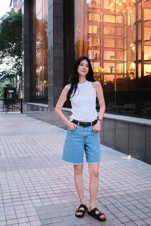 杨幂机场街拍美出圈!"背心"配"短裤",越简单越自在