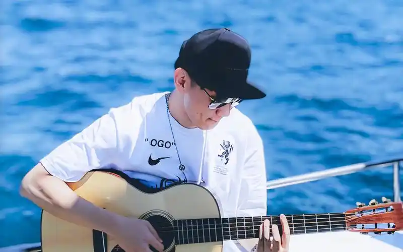 林俊杰魅力阳光洒脱唯美写真壁纸图片