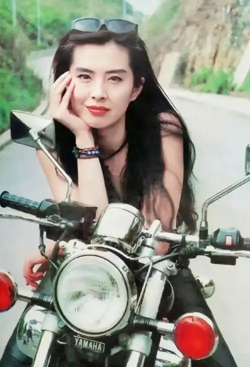 每每回看一遍王祖贤年轻时候的照片,都会被惊艳!