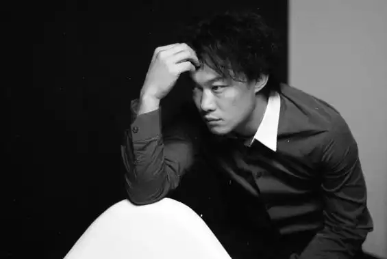 陈奕迅《裙下之臣》,今生准许我裙下尽责任,忙于心软与被*,,流连淑女