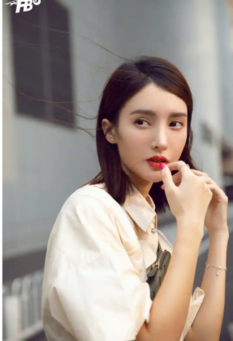 金晨第一次扮演荷官这个话题引发热议,网友们纷纷留言期待她的出色