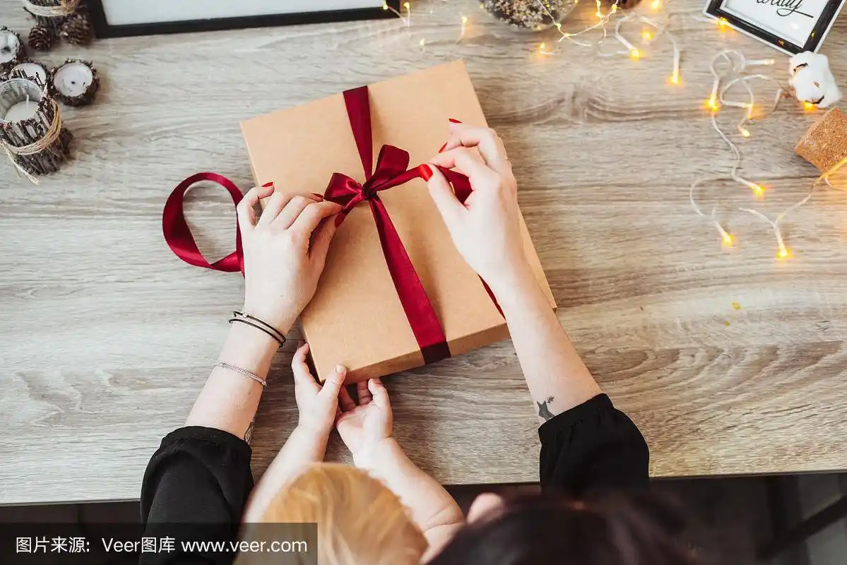 女人用红丝带纸包礼物.
