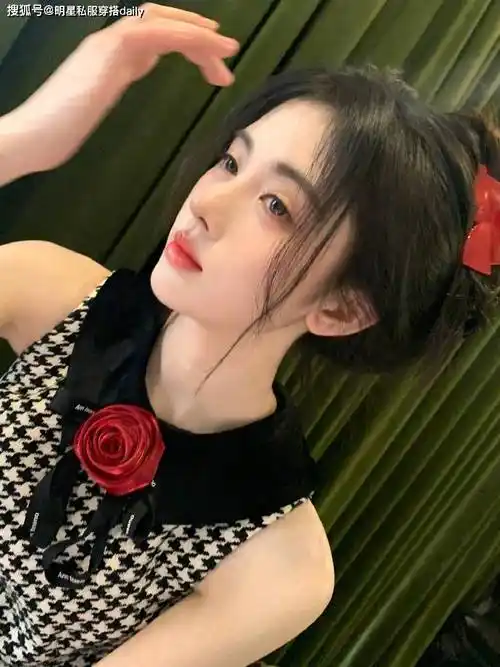 鞠婧祎带火了一种新穿法:火龙果鸭舌帽 皮衣 玻璃唇,时髦又可爱_自带