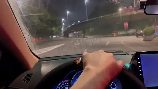 第一视角主驾驶位置夜晚开车