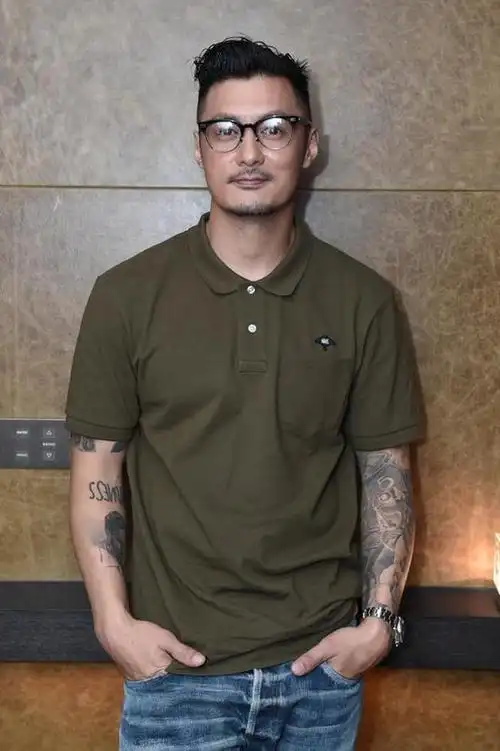 42岁余文乐近照曝光!苍老成老伯,大小眼严重!病情引担忧