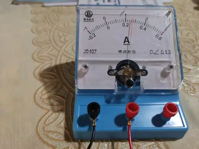 将电流表接在小量程范围.读数约为0.26a.