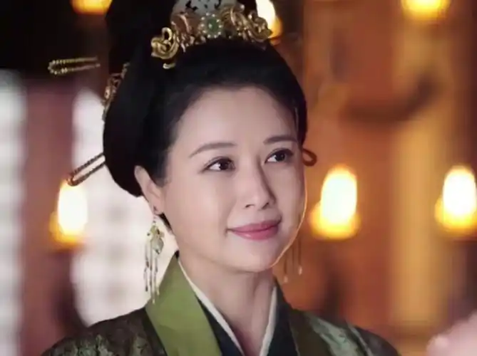 《承欢记》邓英:年轻时因美貌出圈,46岁婚姻无着落却越发优雅了