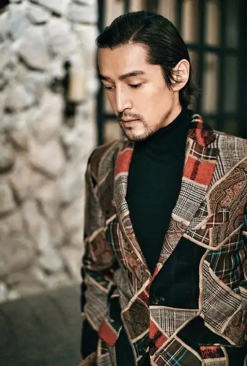 胡歌大背头帅气写真图集,复古时尚尽显成熟男人魅力!