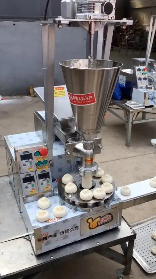 这个是全自动包子机,只需要咱们和好面团,调好馅放入指定的入口,开机