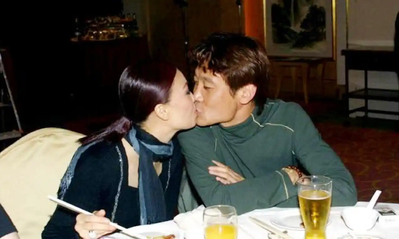 高峰那英为他未婚生子打人被捕娶同学为妻今生活平淡幸福