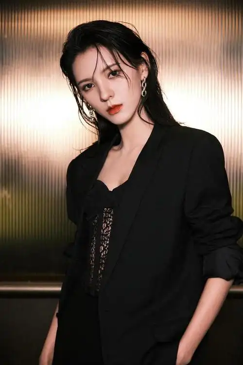 张予曦人美又会穿,黑色西装配蕾丝内搭潇洒酷炫,霸气十足