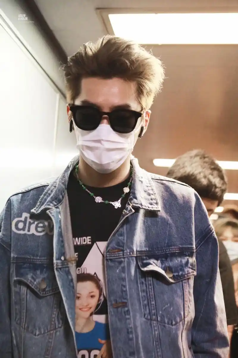 名场面帅炸了,吴亦凡机场墨镜牛仔外套搭配,背头造型妥妥巨星范