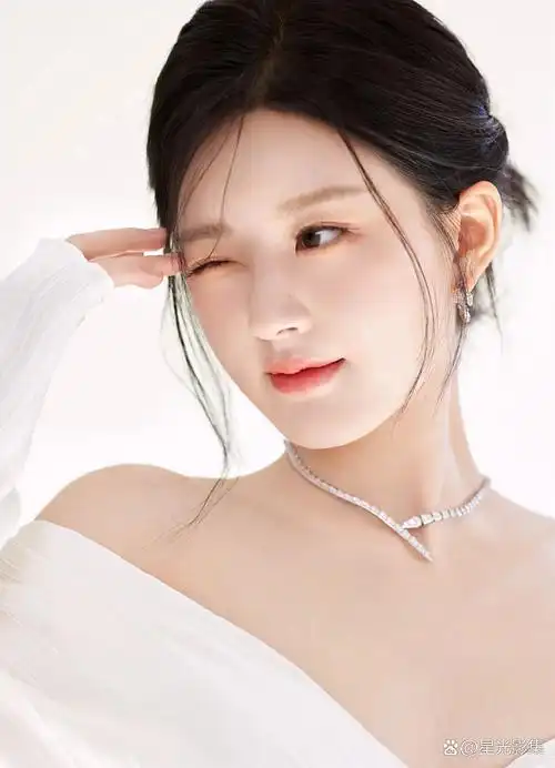赵露思一袭白裙尽显优雅,露肩设计勾勒迷人锁骨,璀璨珠宝点缀颈间