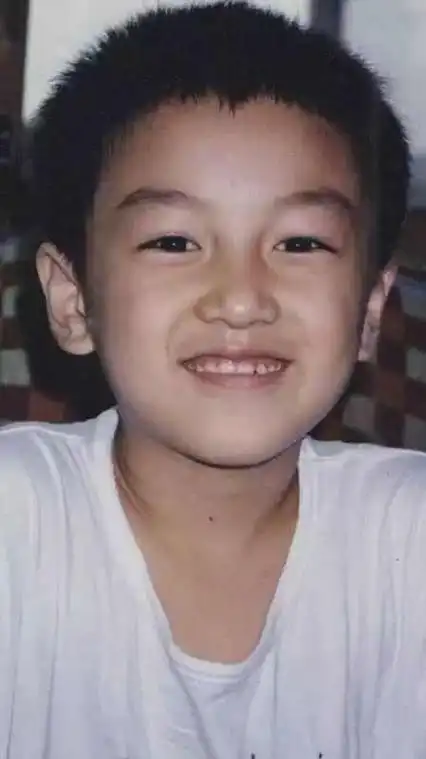 陈晓10岁的时候第一次"触电",在儿童情景剧《我们班的歌》出演男一号