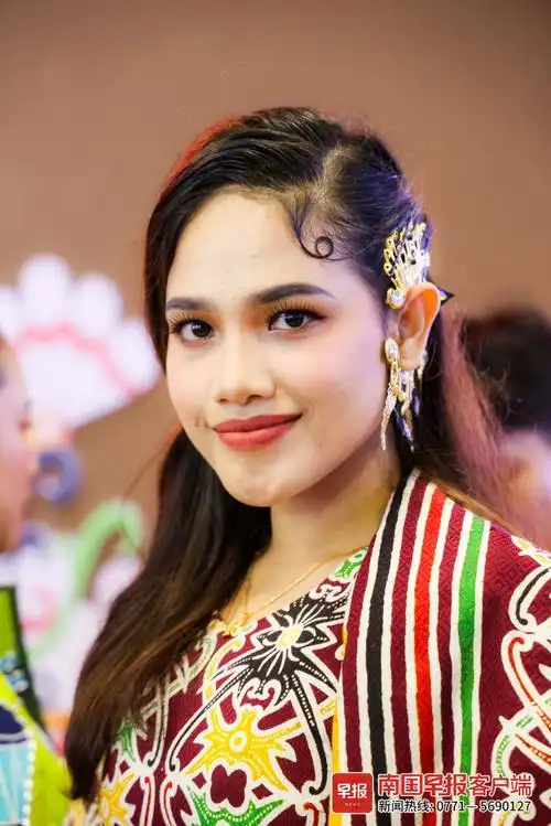 高清图:笑容满面的他们,是东博会上最美的风景_新浪财经_新浪网