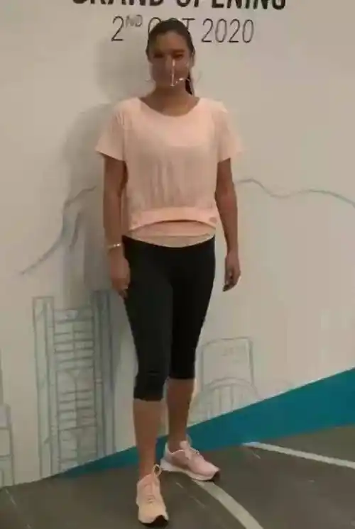 40岁乐基儿身材发福不敢认!穿碎花裙腰圆体胖,穿衣不修边幅没星范